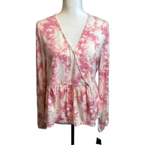 MOD Lucive NWT’s. Pink/white‎ tie dye wrap top.